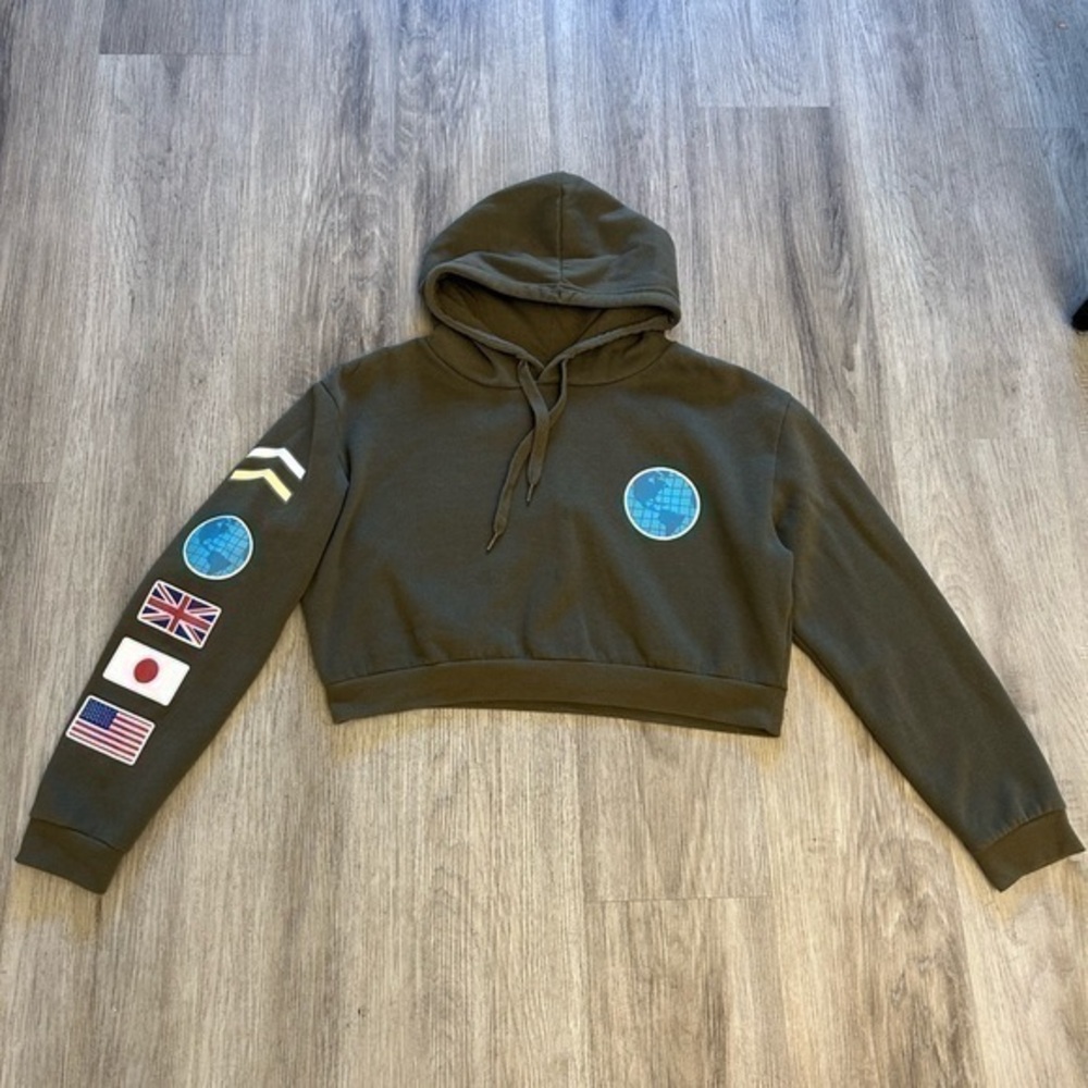 🛍️ 2/$12
AMNESIA youth girls size large (14/16) cropped hoodie sweater. Like new